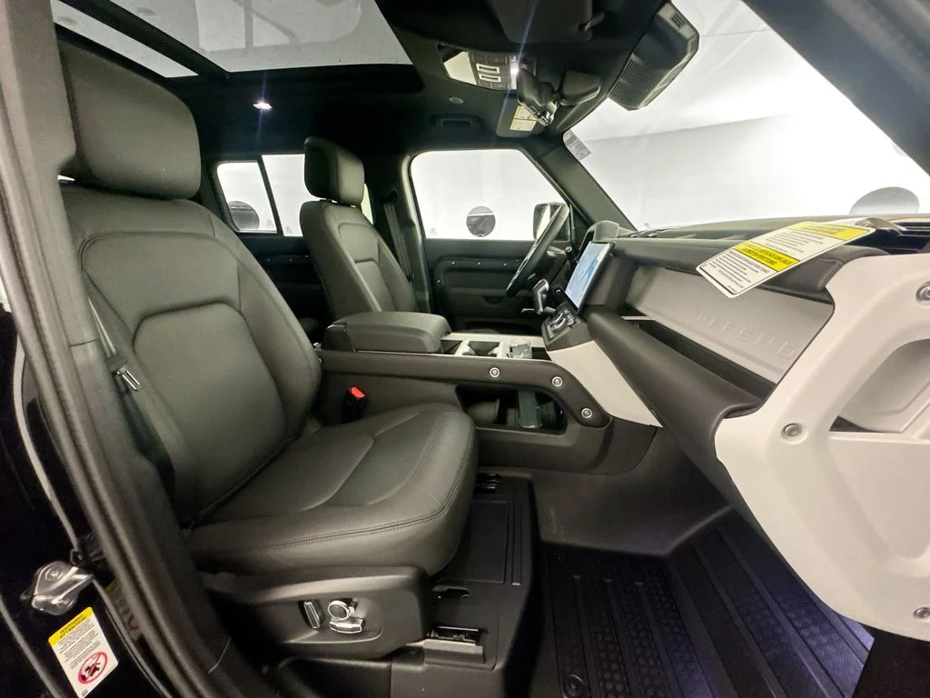 New 2026 Santorini Black Land Rover X-Dynamic SE image 27