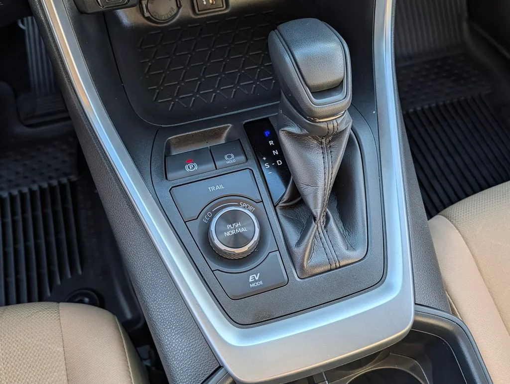 2025 Toyota RAV4 XLE - Photo 27