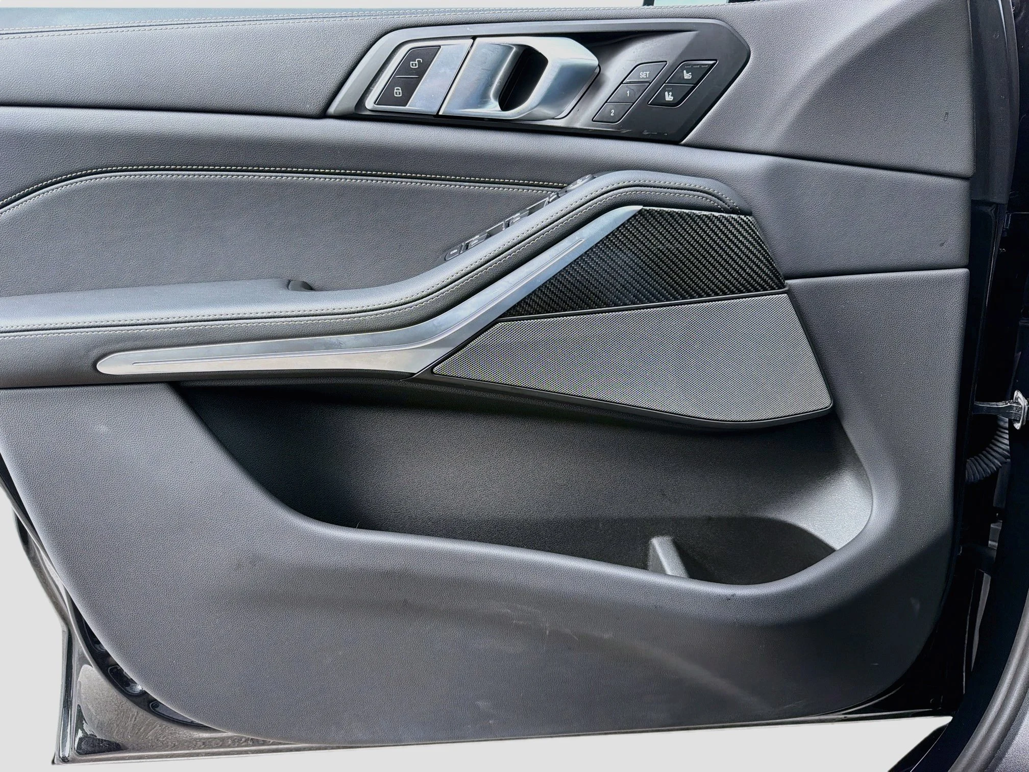 Used 2025 Black Sapphire Metallic BMW M60i image 23