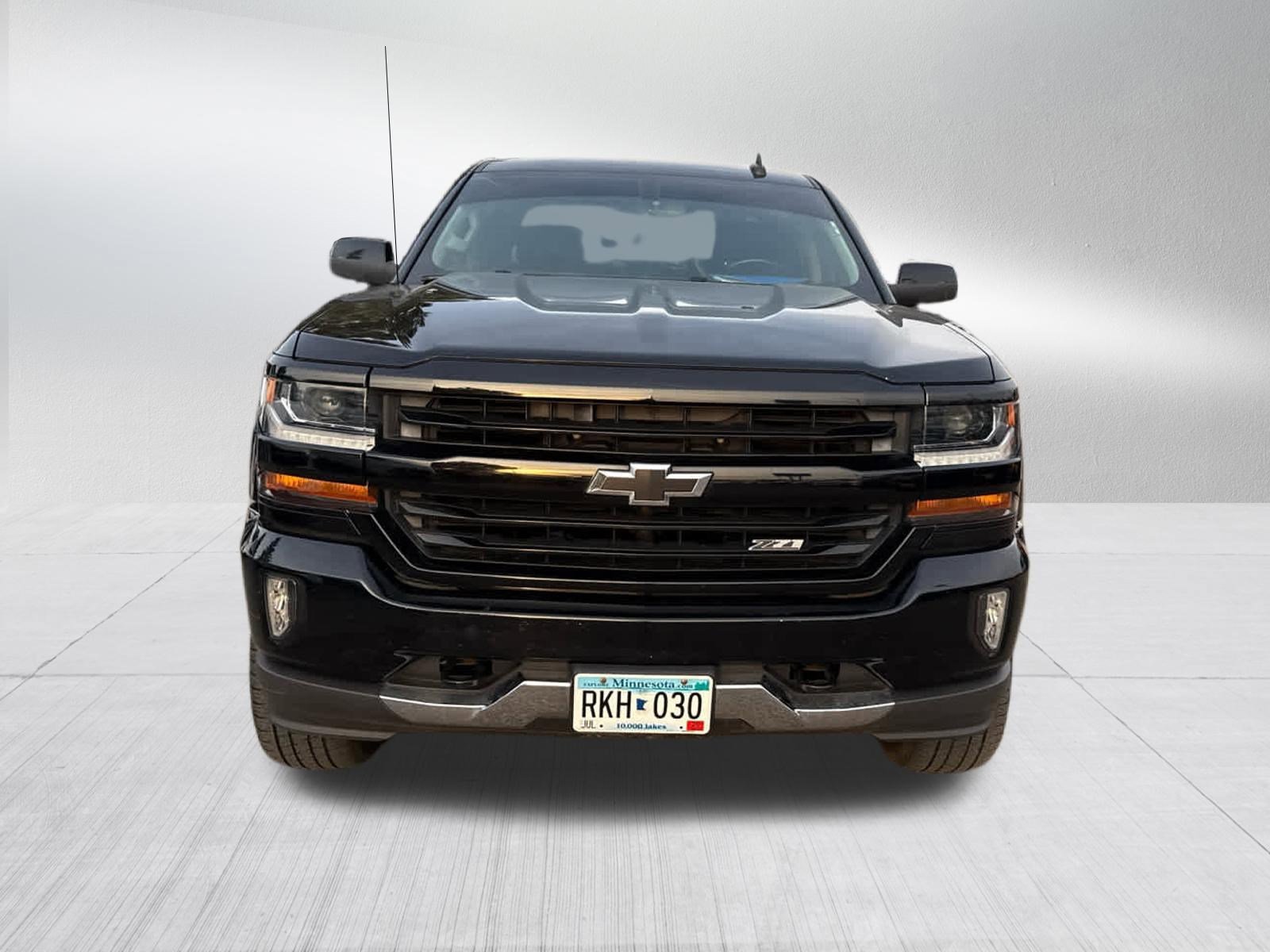 Used 2017 Chevrolet Silverado 1500 LT with VIN 3GCUKREC0HG112646 for sale in Brooklyn Center, Minnesota