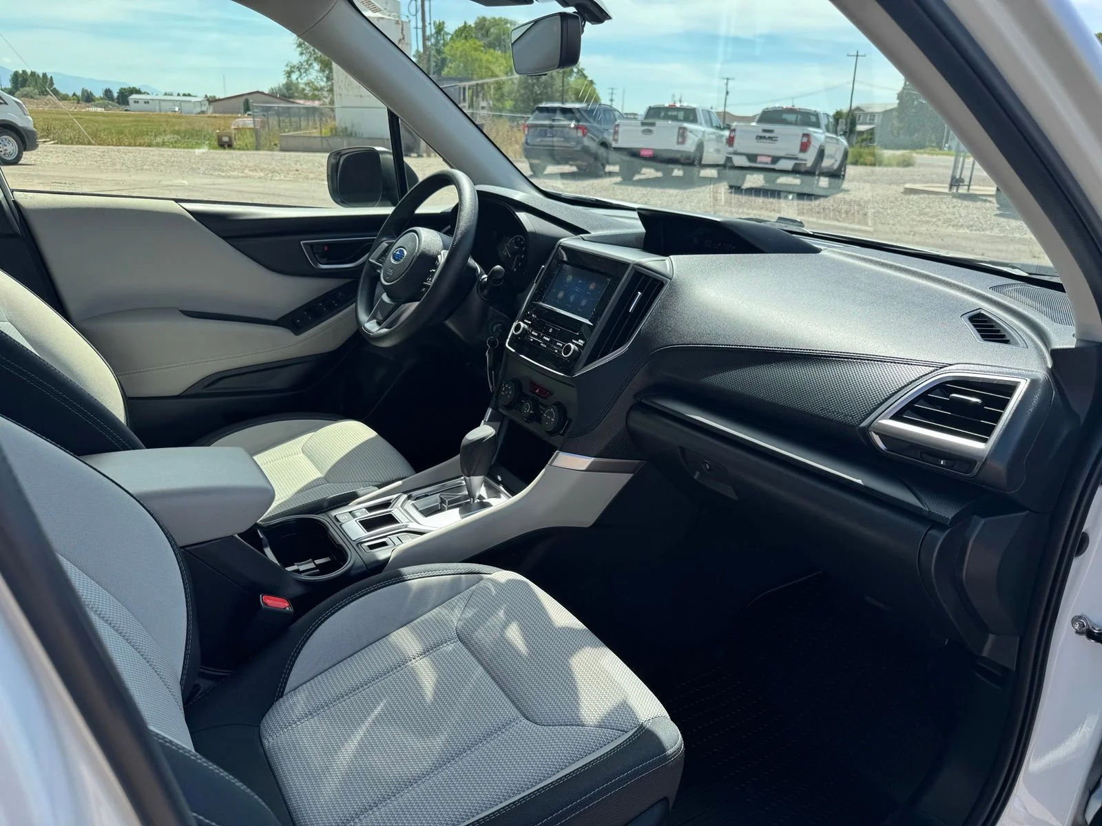 Used 2023 White Subaru Base image 31