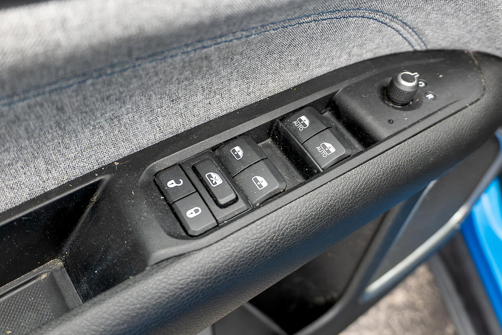Used 2022 Laser Blue Pearlcoat Jeep Latitude 4x4 image 17