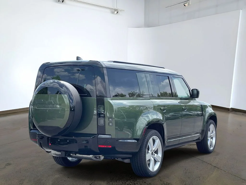 New 2026 Woolstone Green Land Rover X-Dynamic SE image 4