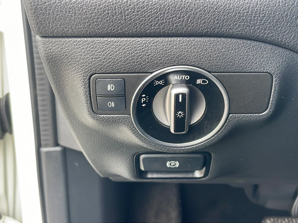 Used 2018 White Mercedes-Benz GLA 250 image 19