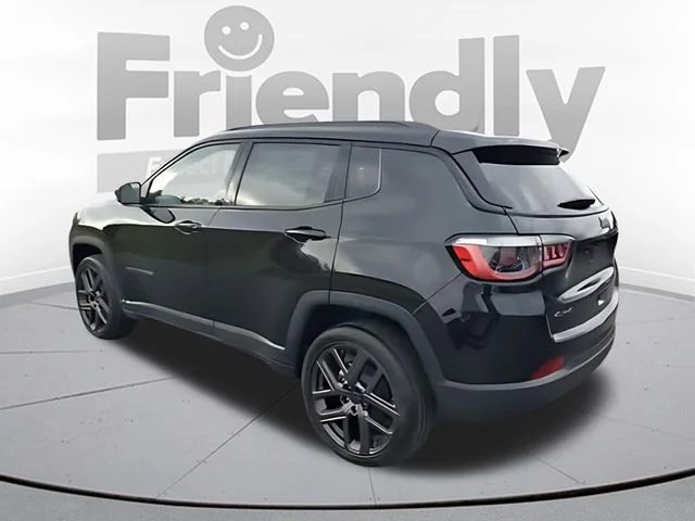 New 2026 Diamond Black Crystal Pearlcoat Jeep Limited image 3