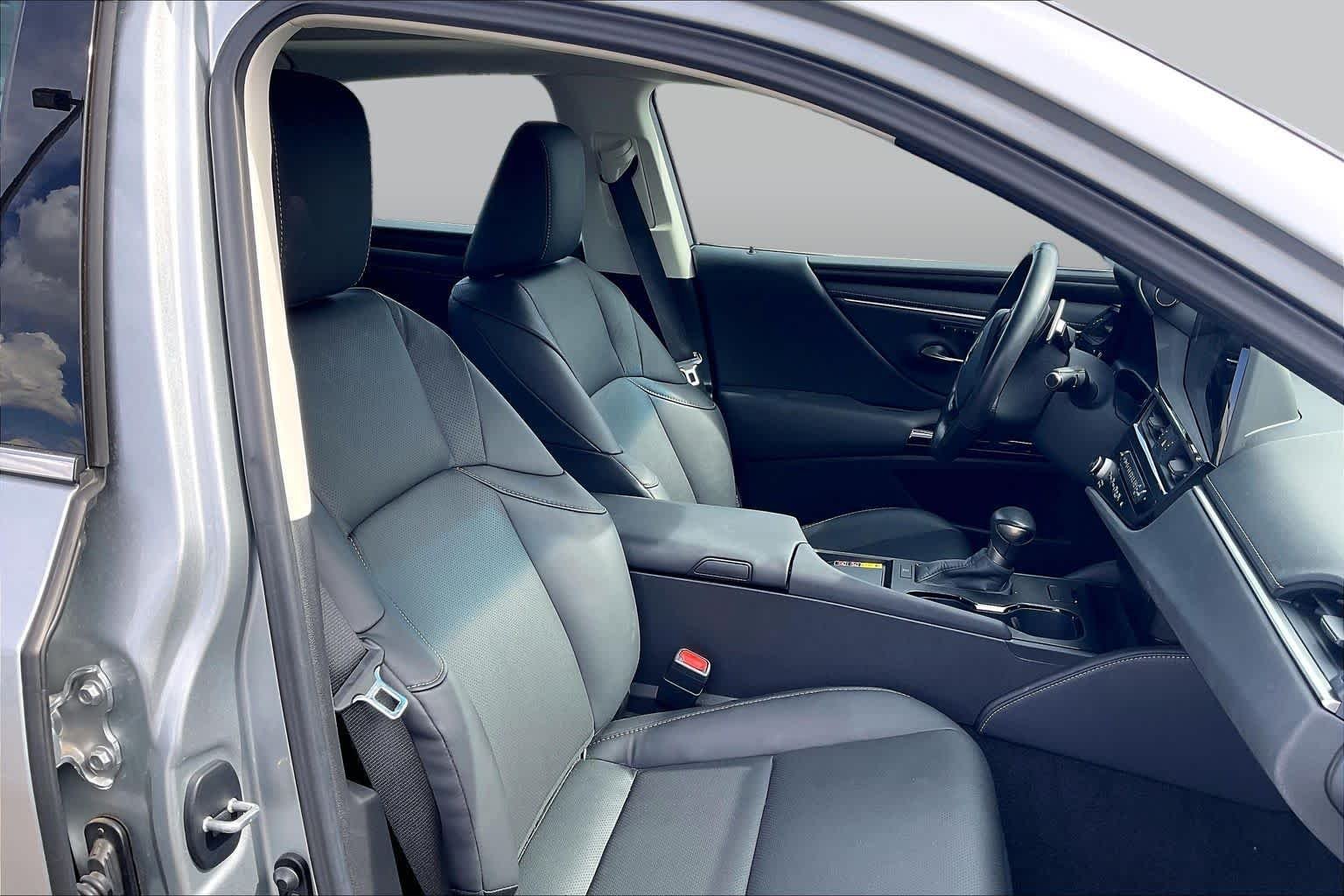 Used 2025 Iridium Lexus  image 9