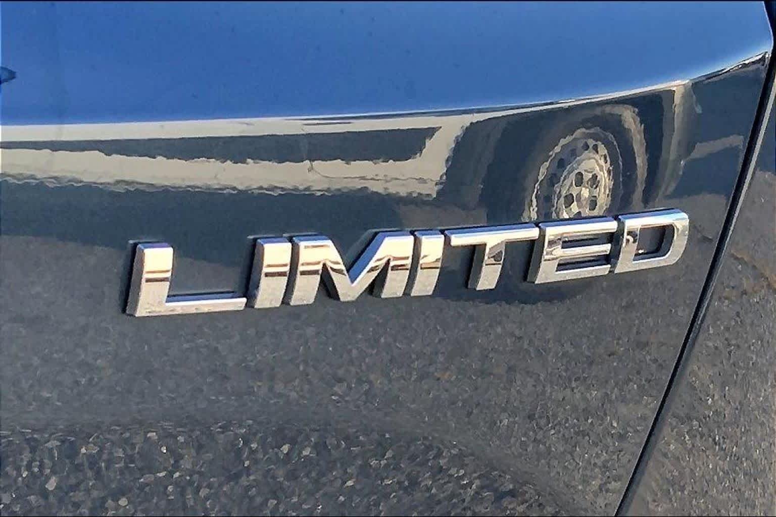 Used 2021 Slate Blue Pearlcoat Jeep Limited image 9