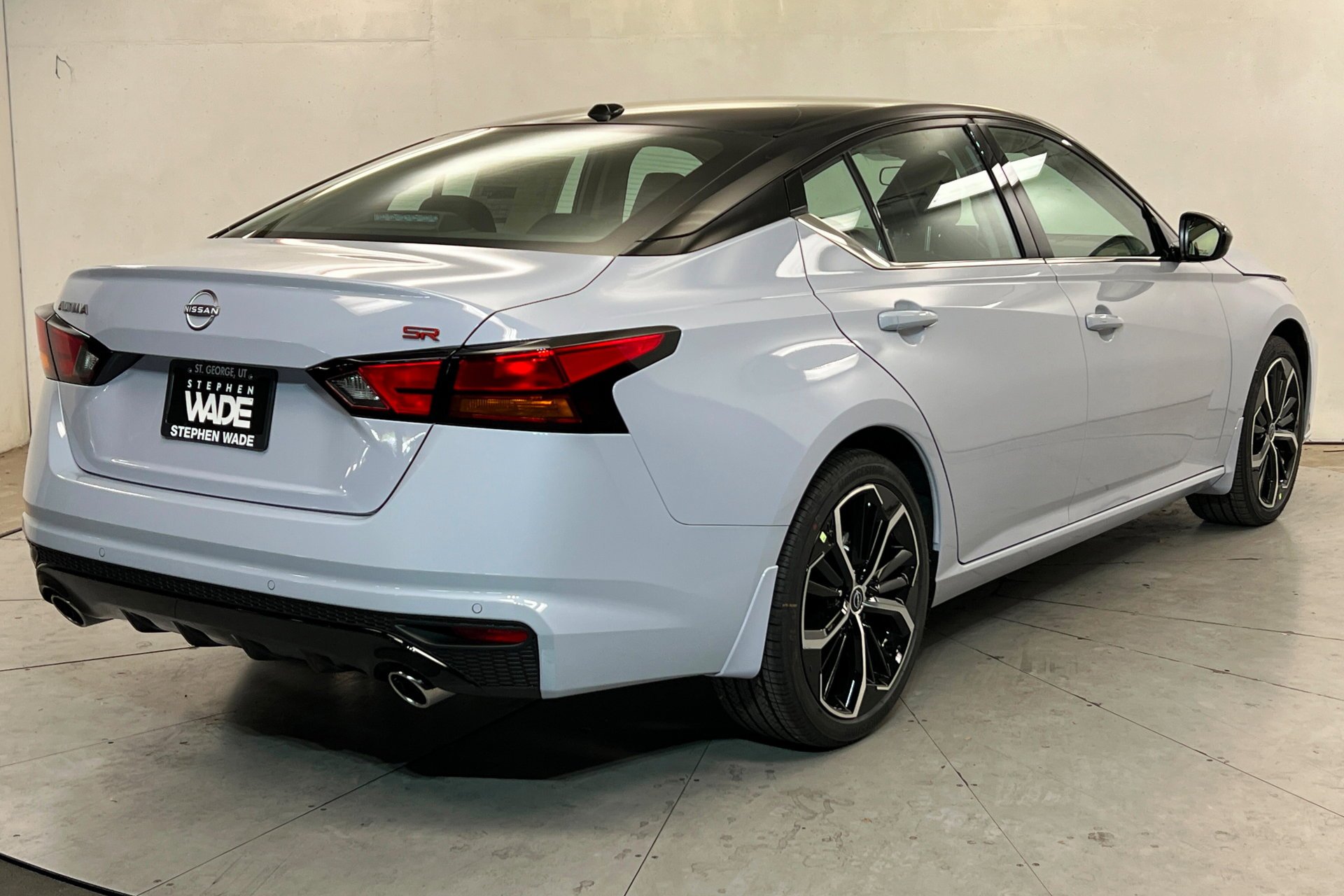 New 2026 Gray Sky Pearl / Super Black Two-tone Nissan SR image 6