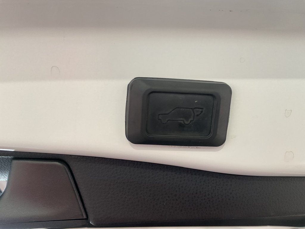 Used 2021 White Toyota XLE image 10