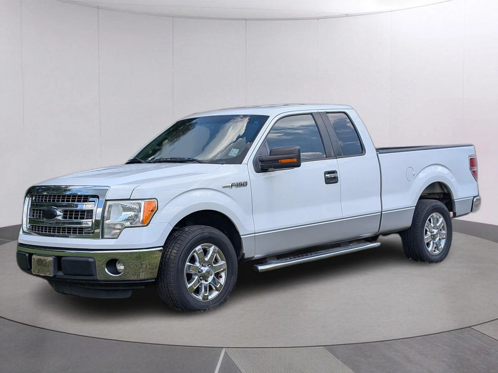 Used 2013 Oxford White/Ingot Silver Metallic Ford XLT image 1