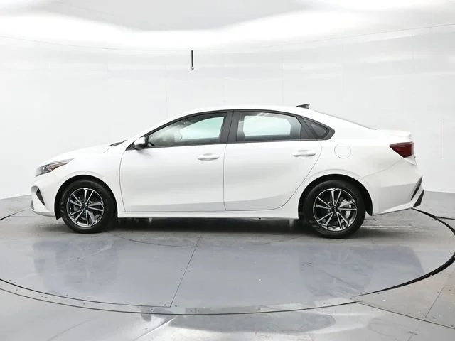 Used 2022 Snow White Pearl Kia LXS image 4