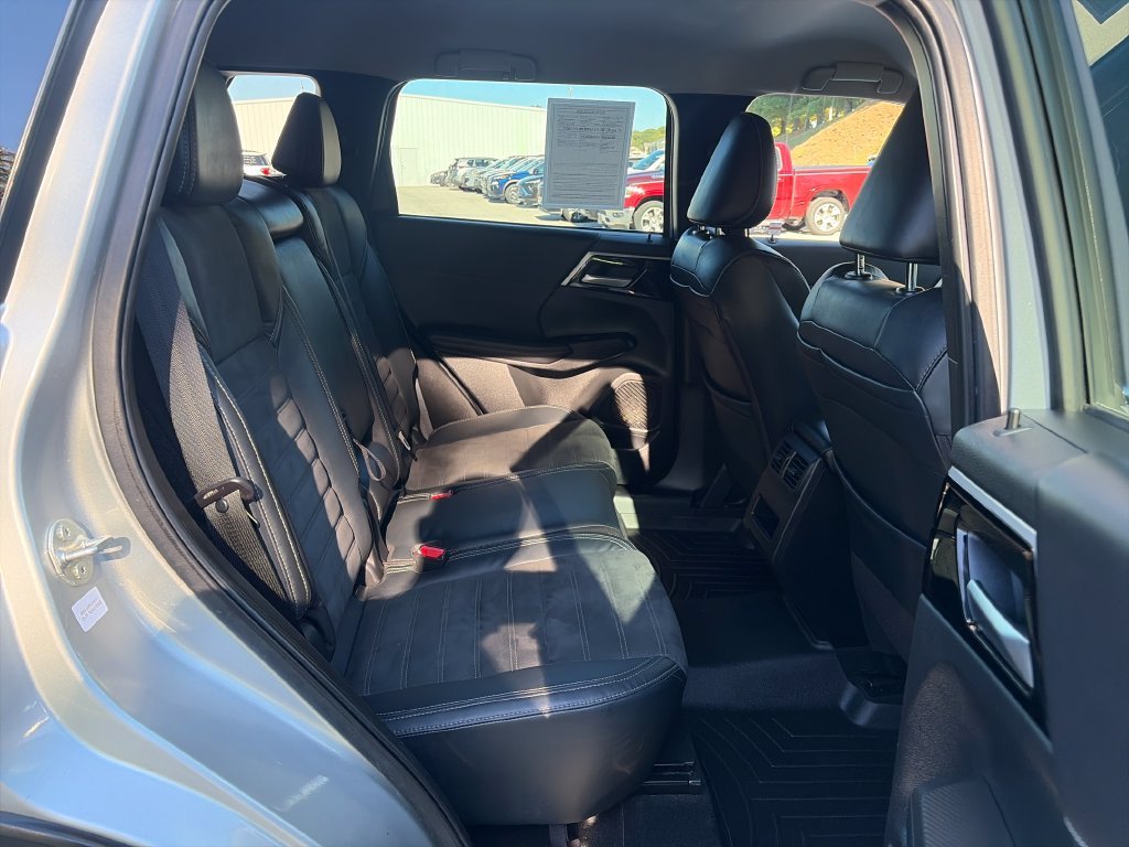 Used 2022 Silver Mitsubishi SE image 43