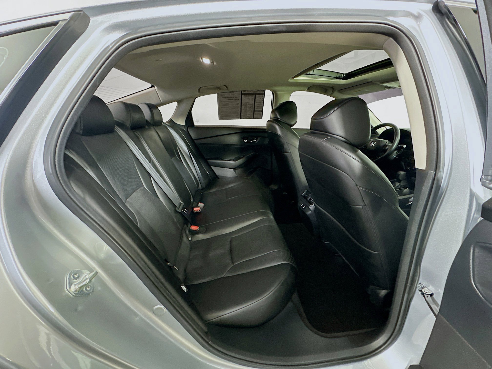 Used 2024 Solar Silver Metallic Honda EX-L image 29