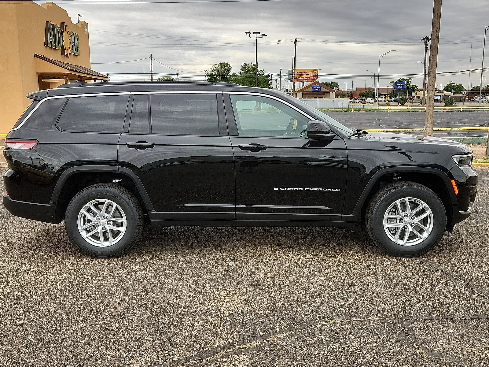New 2025 PXJ Diamond Bla Jeep L LAREDO X 4X2 image 5
