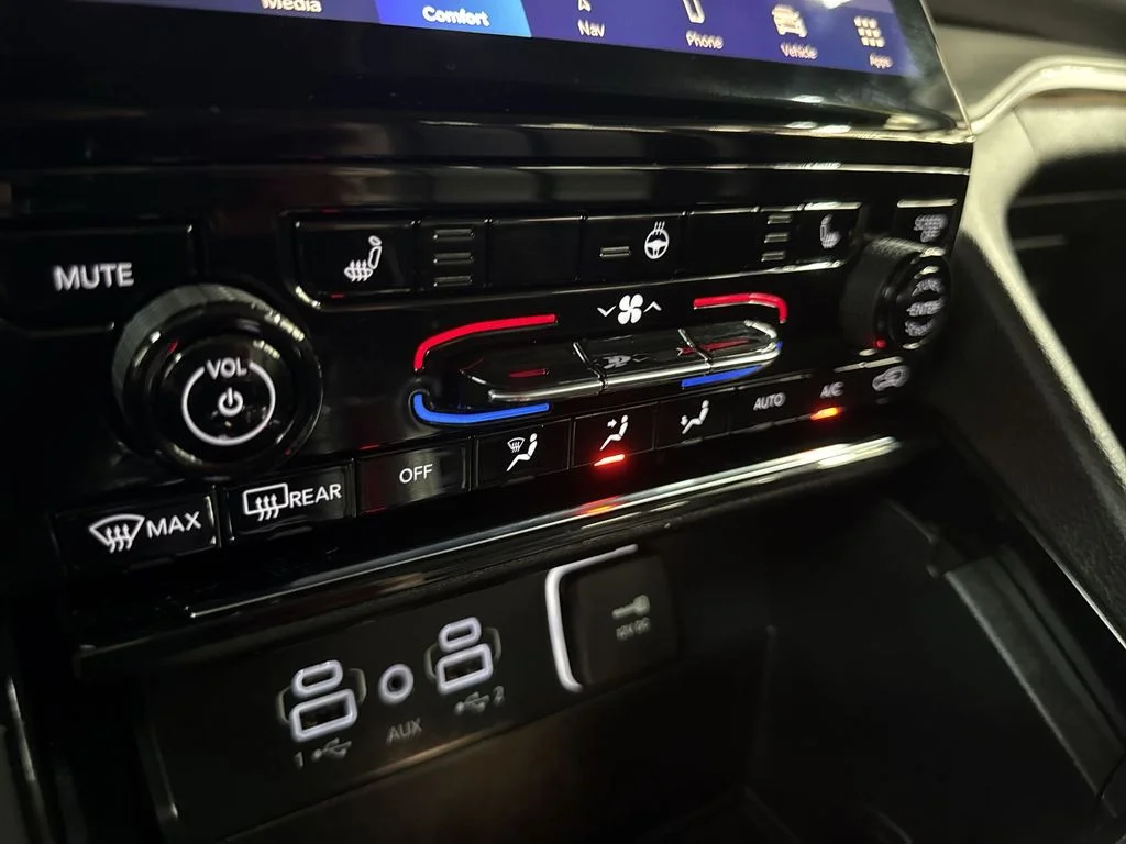 Used 2023 Diamond Black Jeep Limited image 28