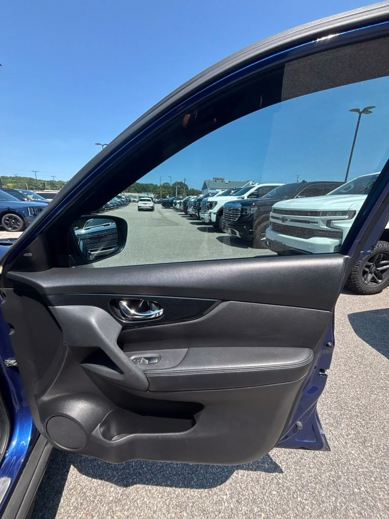 Used 2017 Blue Nissan SL image 23