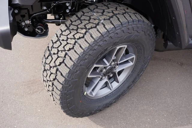 New 2026 Granite Crystal Metallic Clear-Coat Exterior Paint Jeep Mojave image 9