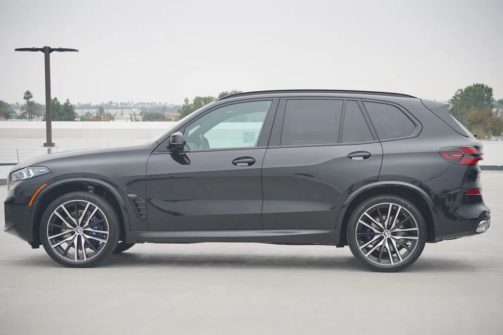 Used 2026 Black BMW sDrive40i image 4