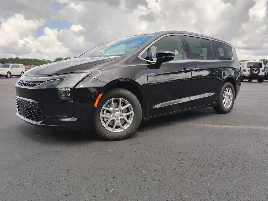 2027 Chrysler Pacifica Select's photo