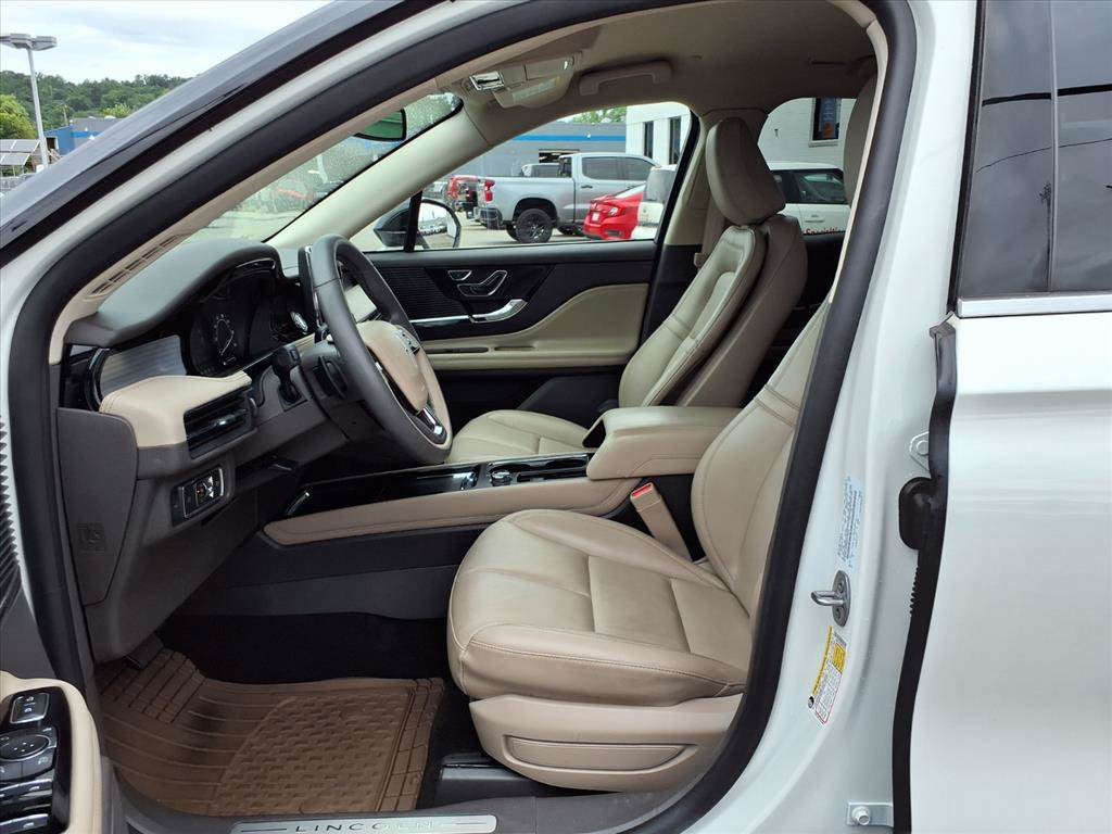 Used 2022 Pristine White Metallic Tri-Coat Lincoln Standard image 11