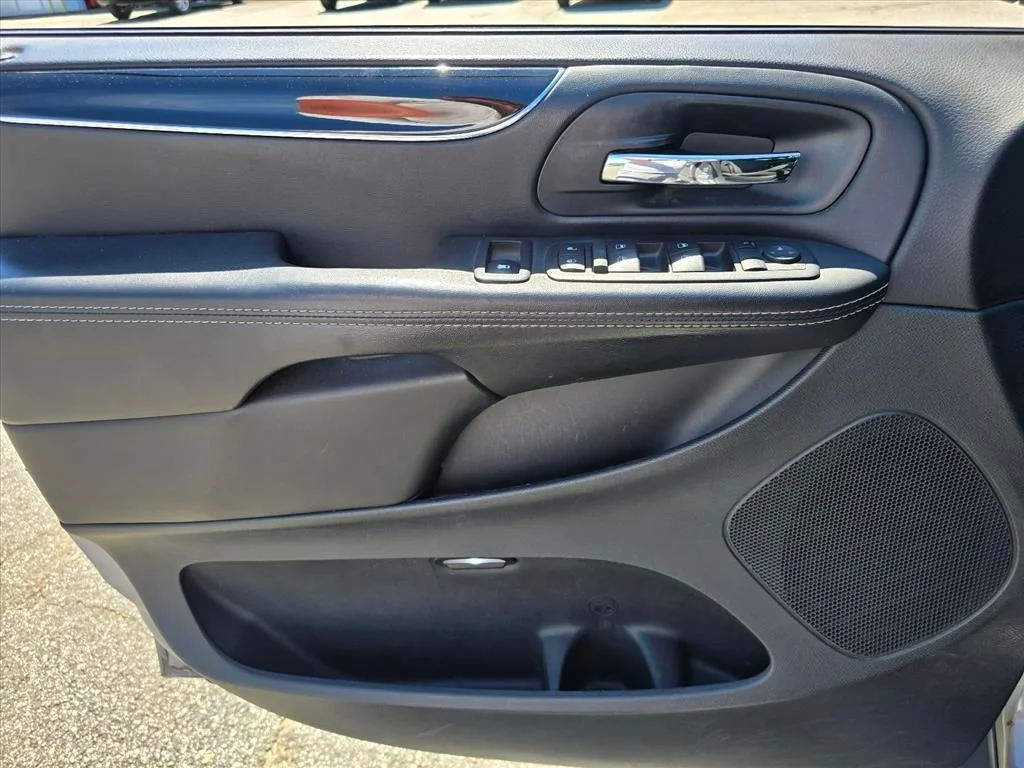 Used 2017 Silver Dodge SE Plus image 9