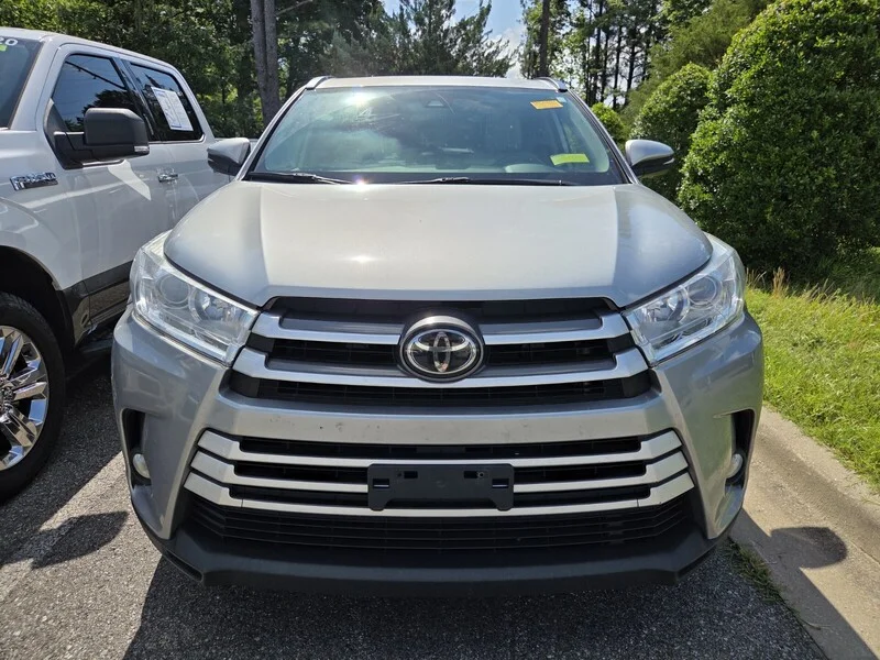 Used 2018 Celestial Silver Metallic TOYOTA XLE image 2