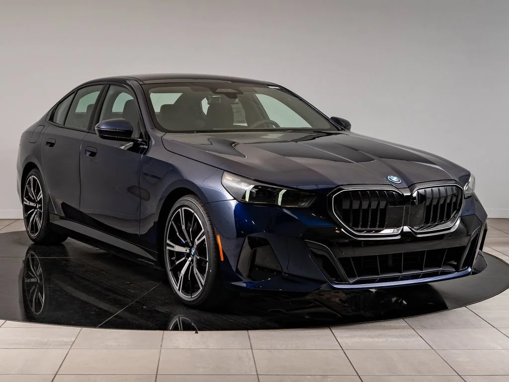 New 2027 Tanzanite Blue II Metallic BMW 550e xDrive image 12