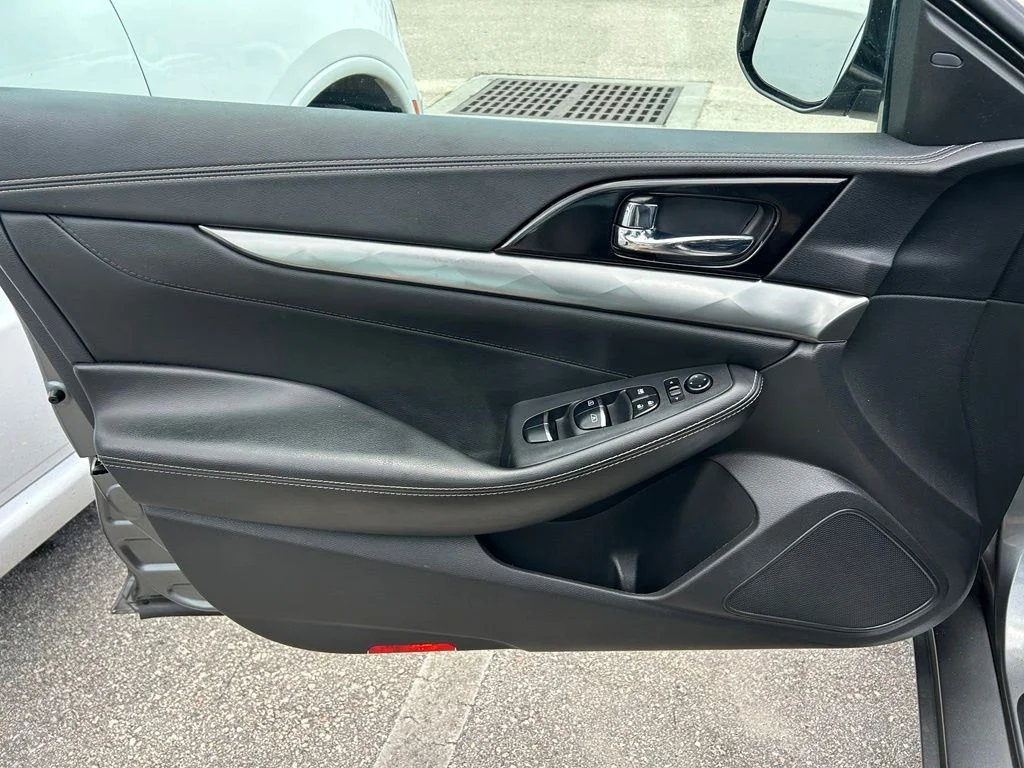 Used 2019 Gun Metallic Nissan 3.5 SV image 17