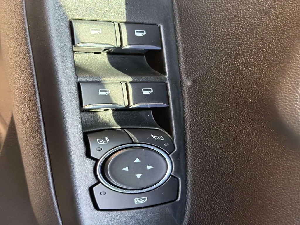 Used 2022 Agate Black Metallic Ford SE image 18