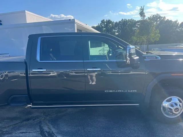 Used 2022  GMC Denali image 3