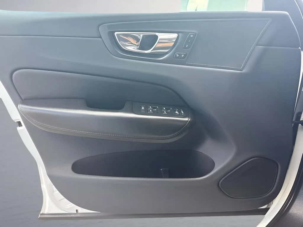 Used 2019  Volvo Momentum image 25