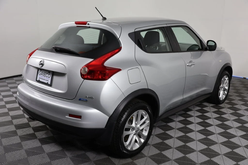 Used 2014 Brilliant Silver Nissan S image 8