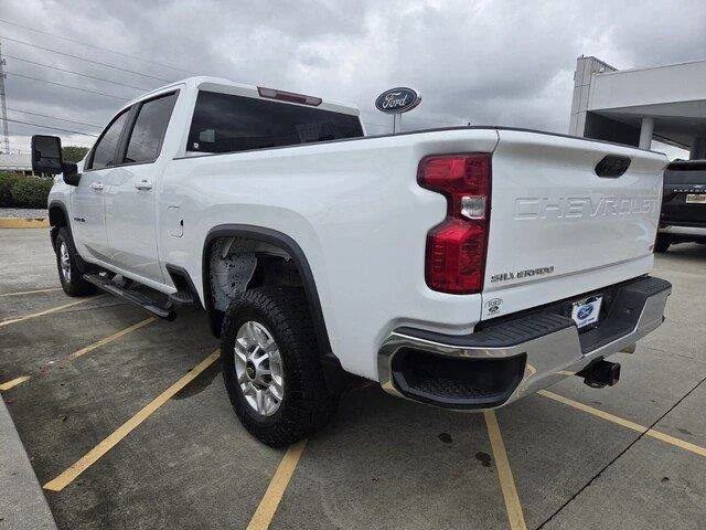 Used 2024 Summit White Chevrolet LT image 3