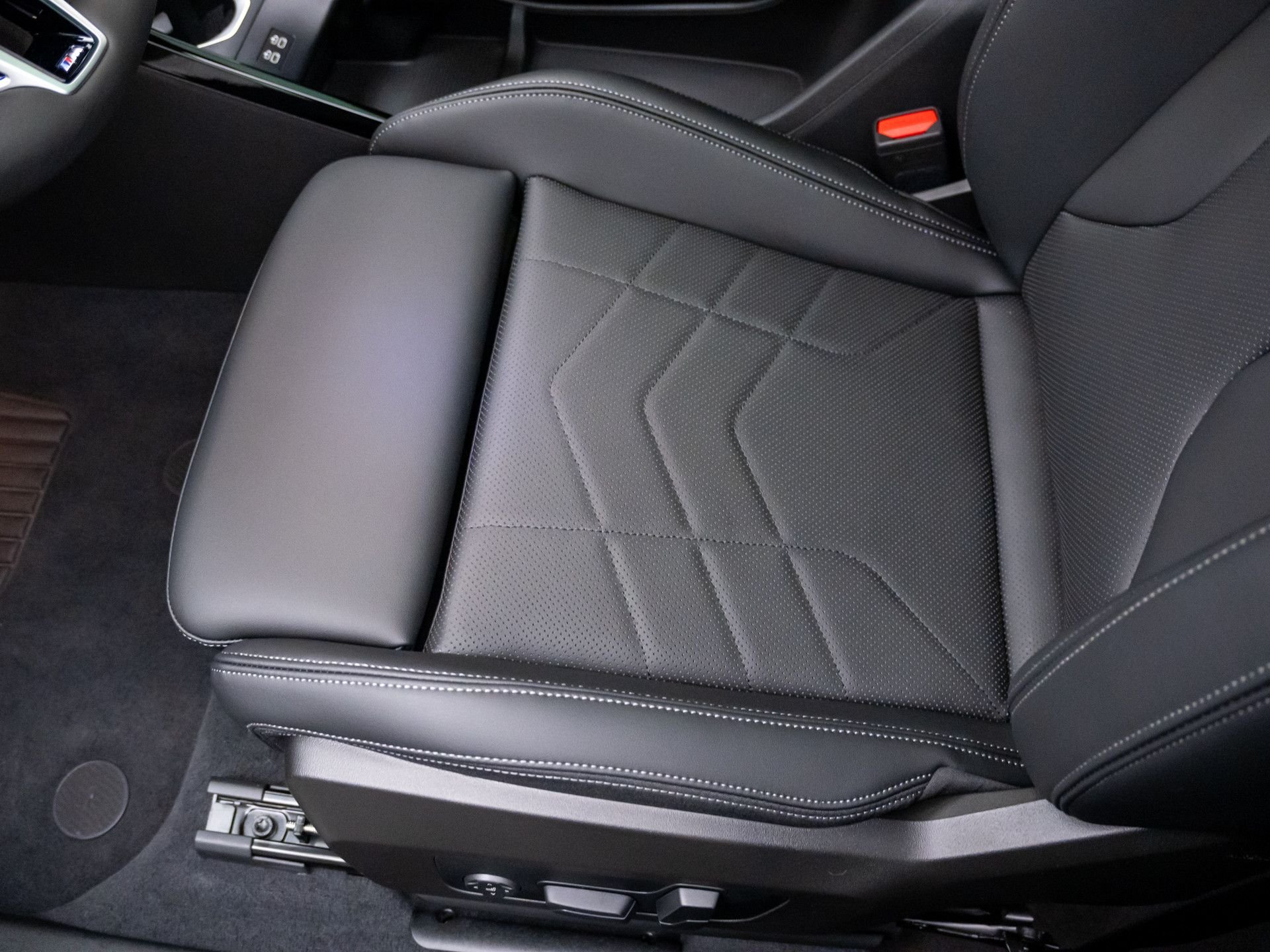 New 2026 Black Sapphire Metallic BMW xDrive28i image 15