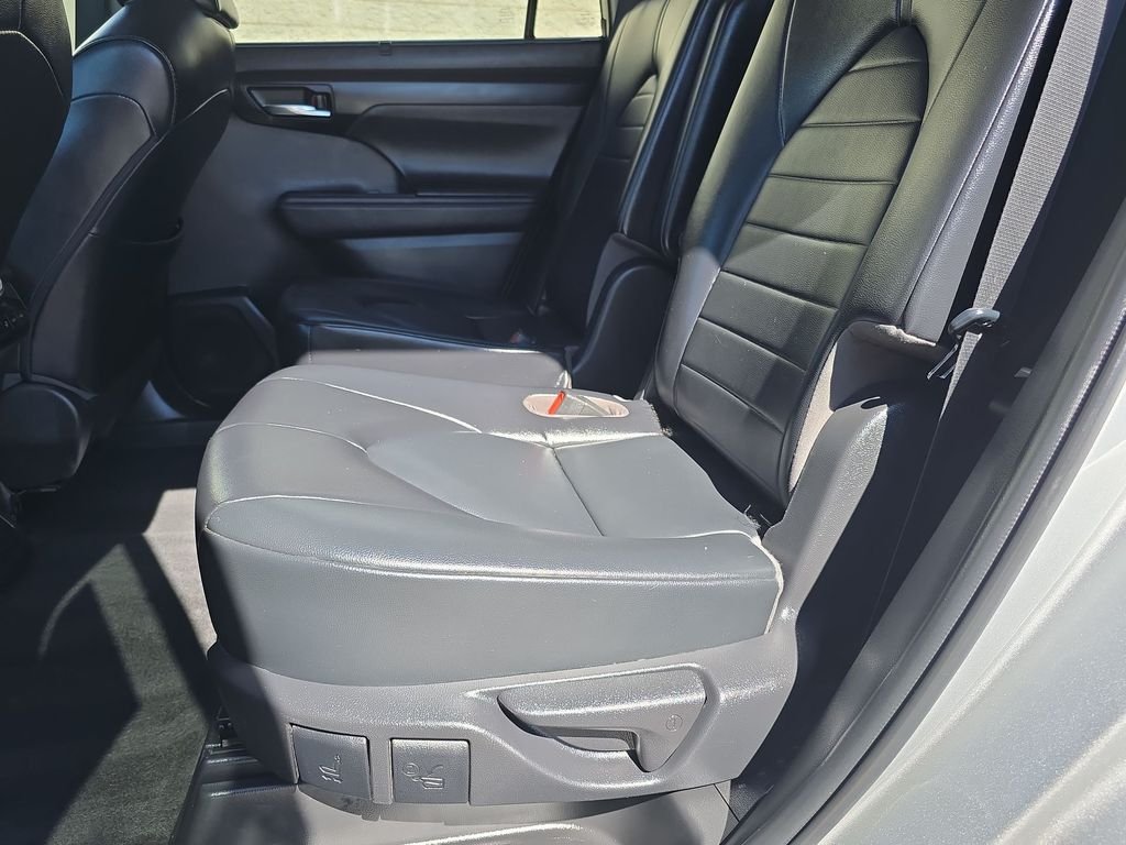 Used 2022 Silver Toyota XLE image 24