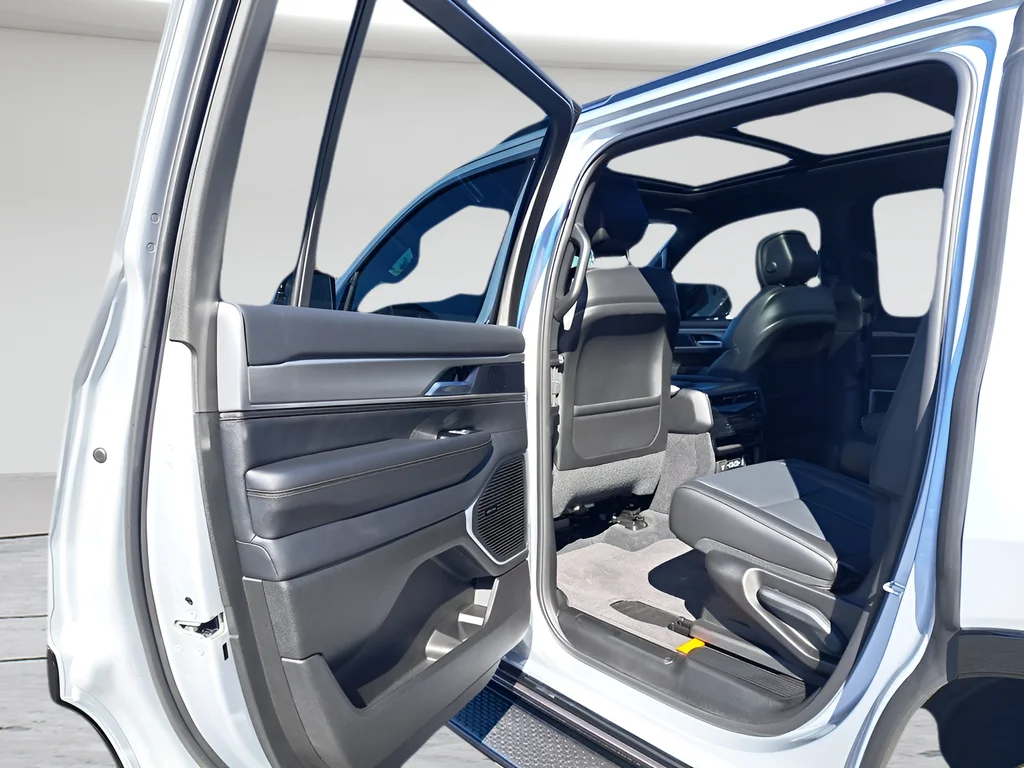 New 2026 Silver-Zynith Exterior Paint Jeep  image 11