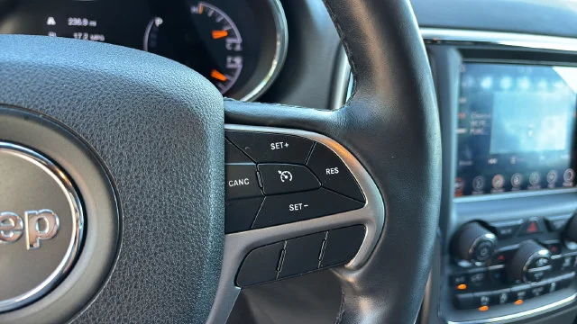 Used 2018 White Jeep Altitude image 23