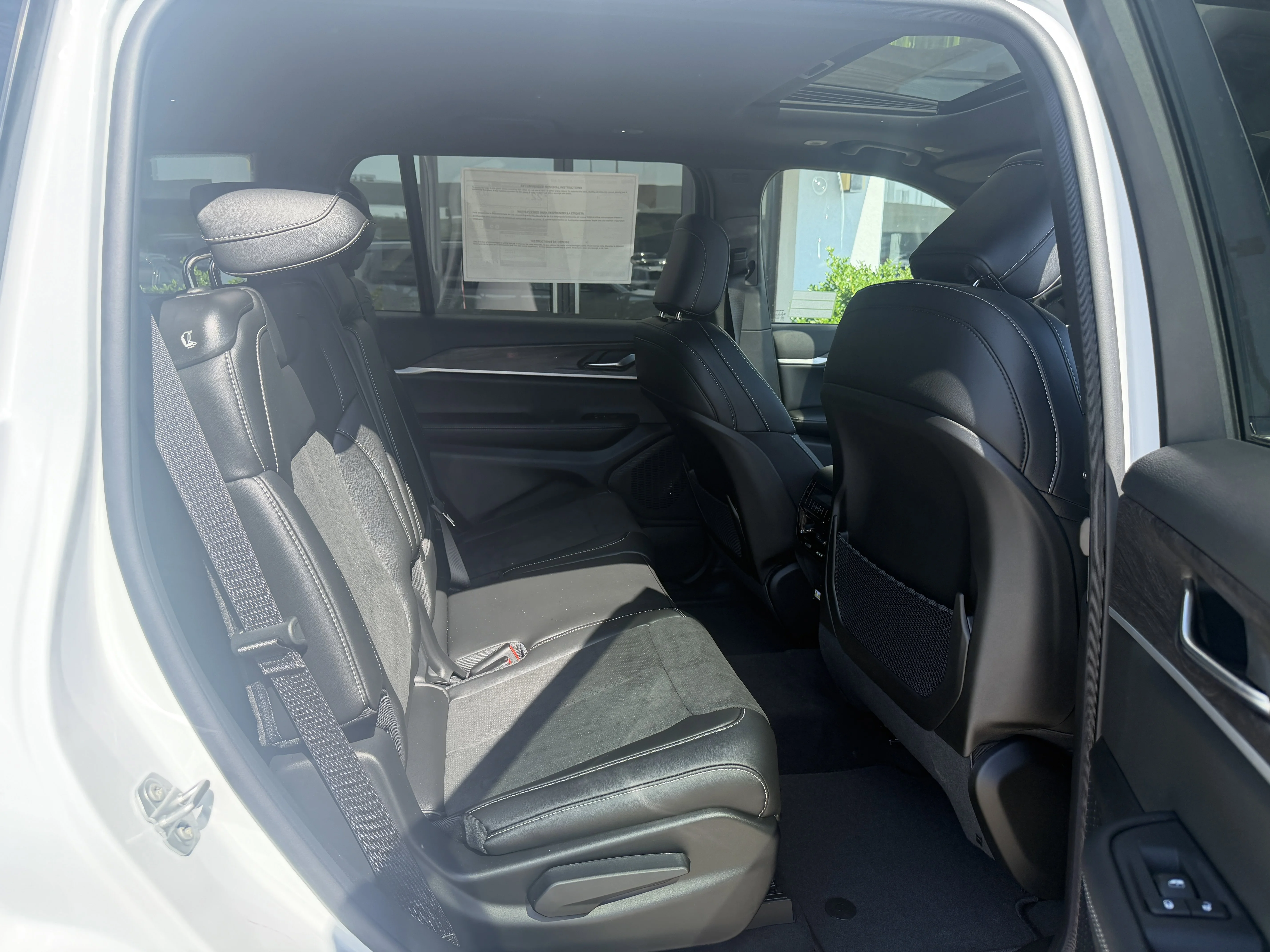 New 2026 Bright White Clear-Coat Exterior Paint Jeep Altitude image 25