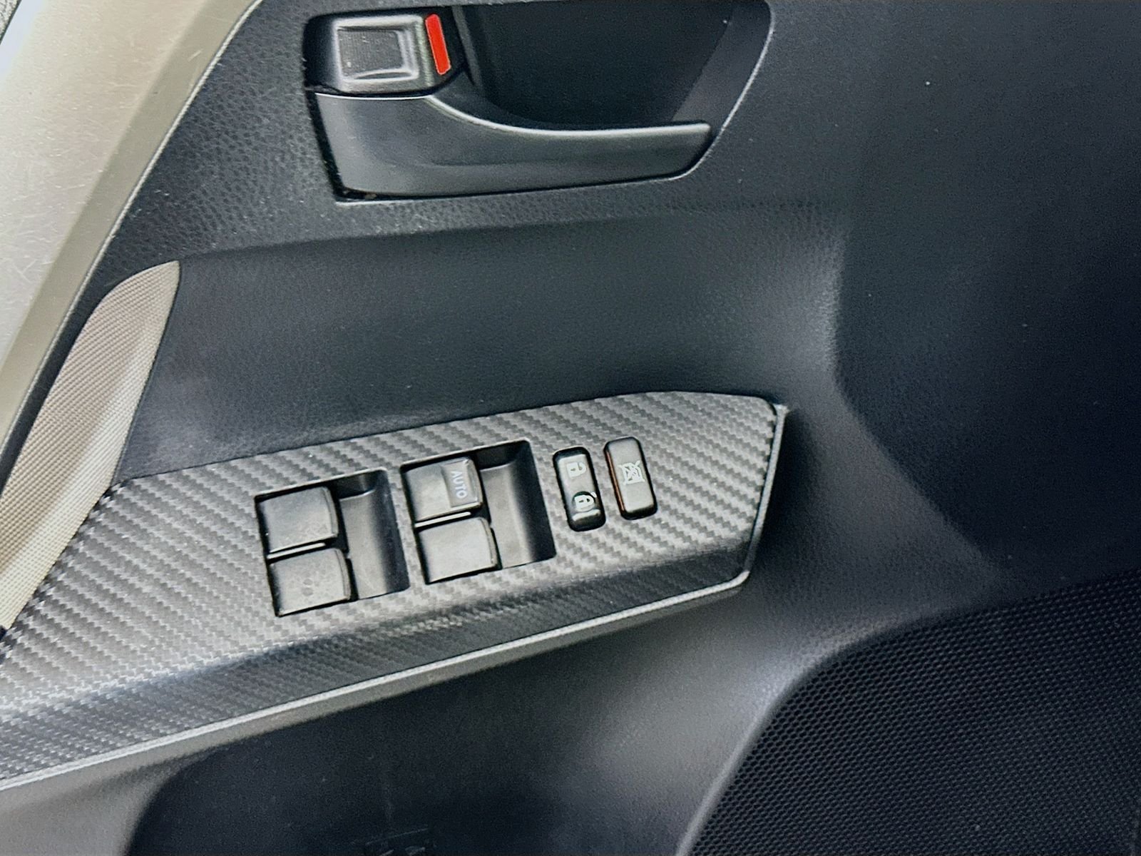 Used 2014 Classic Silver Metallic Toyota LE image 16