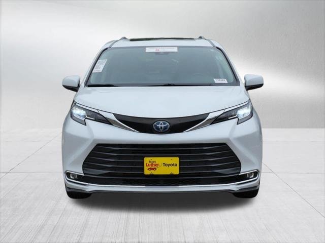 Certified Used 2022 WIND CHILL PEARL Toyota  image 2