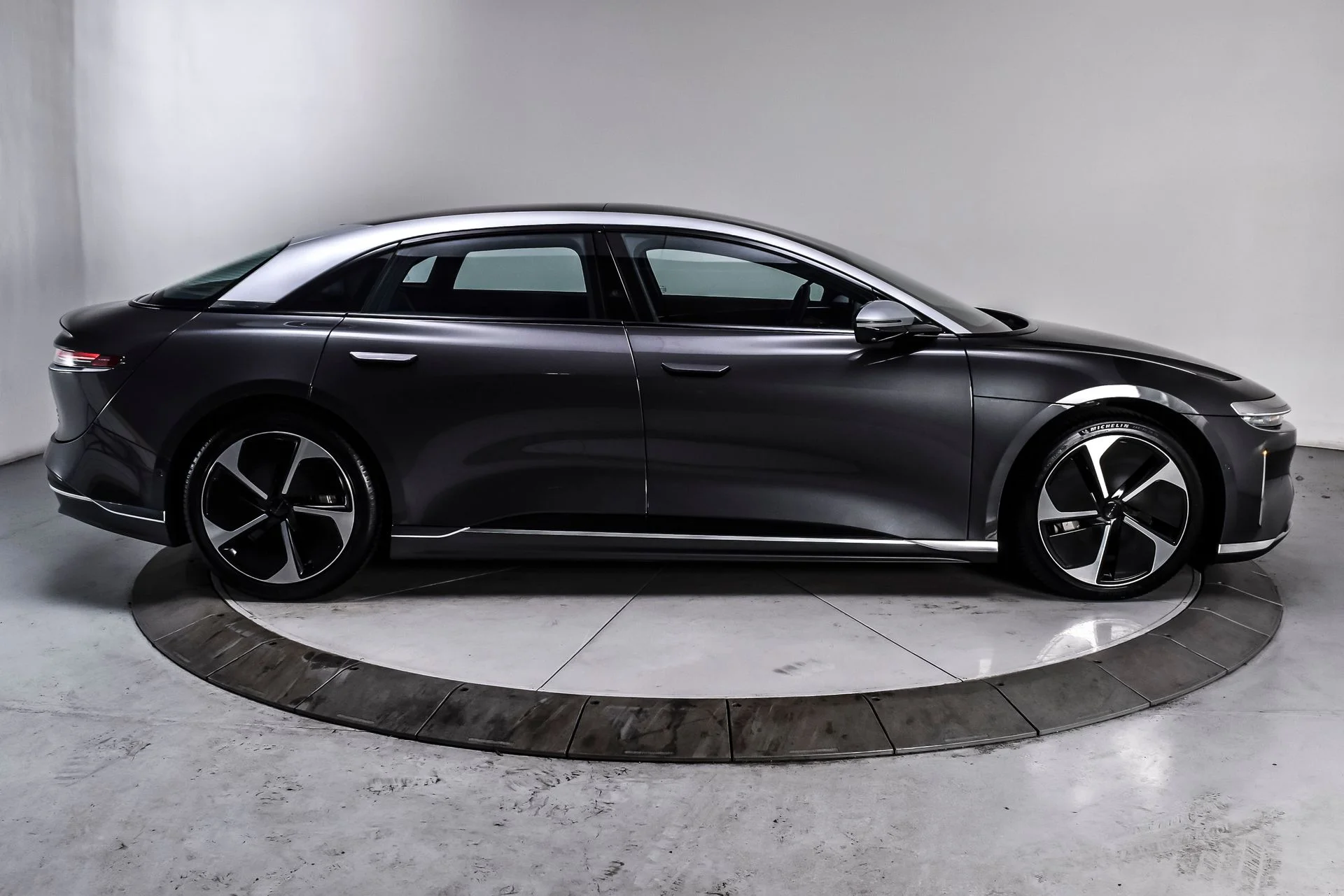 Used 2023 Quantum Gray Metallic Lucid Grand Touring image 7