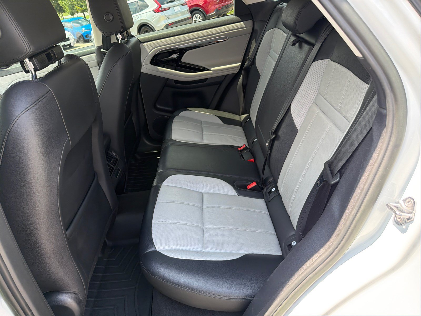 Used 2023 Fuji White Land Rover R-Dynamic S image 20