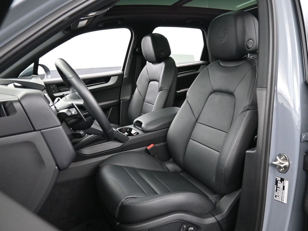 2025 Porsche Cayenne Base photo 4