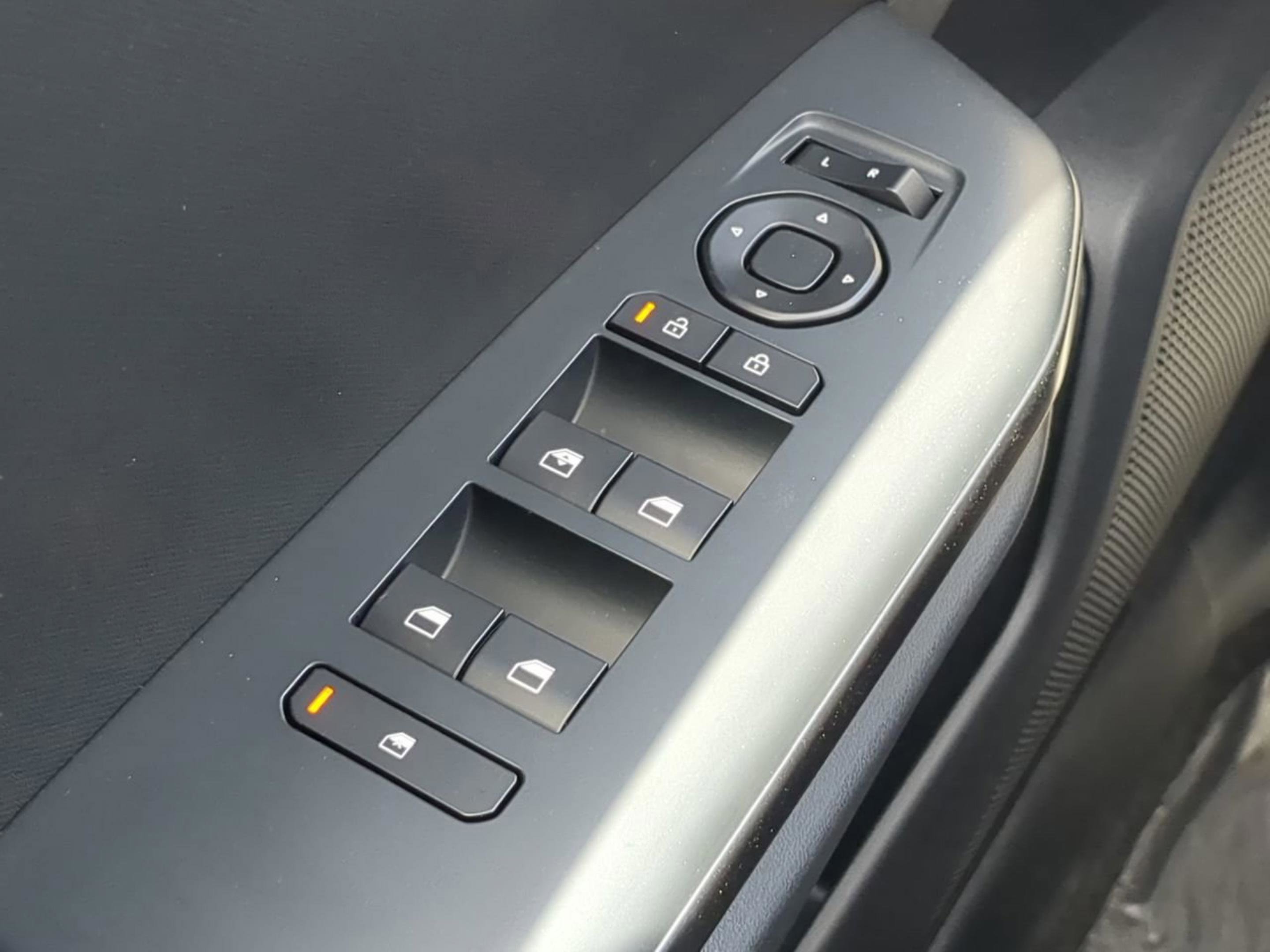 New 2026 Snow White Pearl Kia LXS image 20