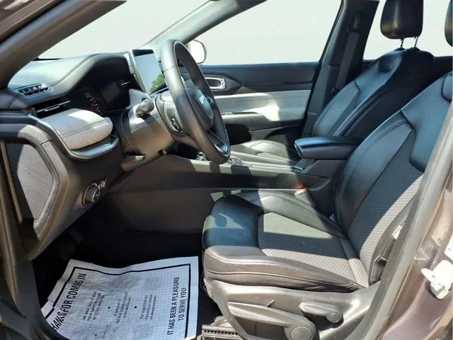 Used 2024  Jeep Latitude image 18