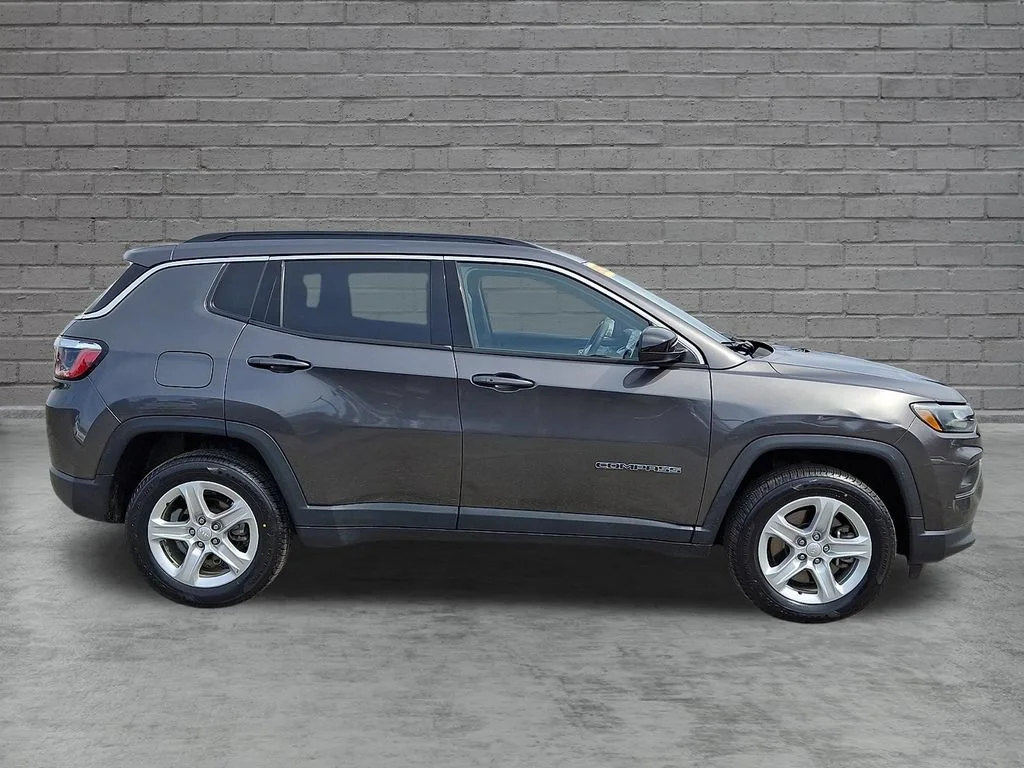Used 2023 Granite Crystal Metallic Clearcoat Jeep Latitude image 13