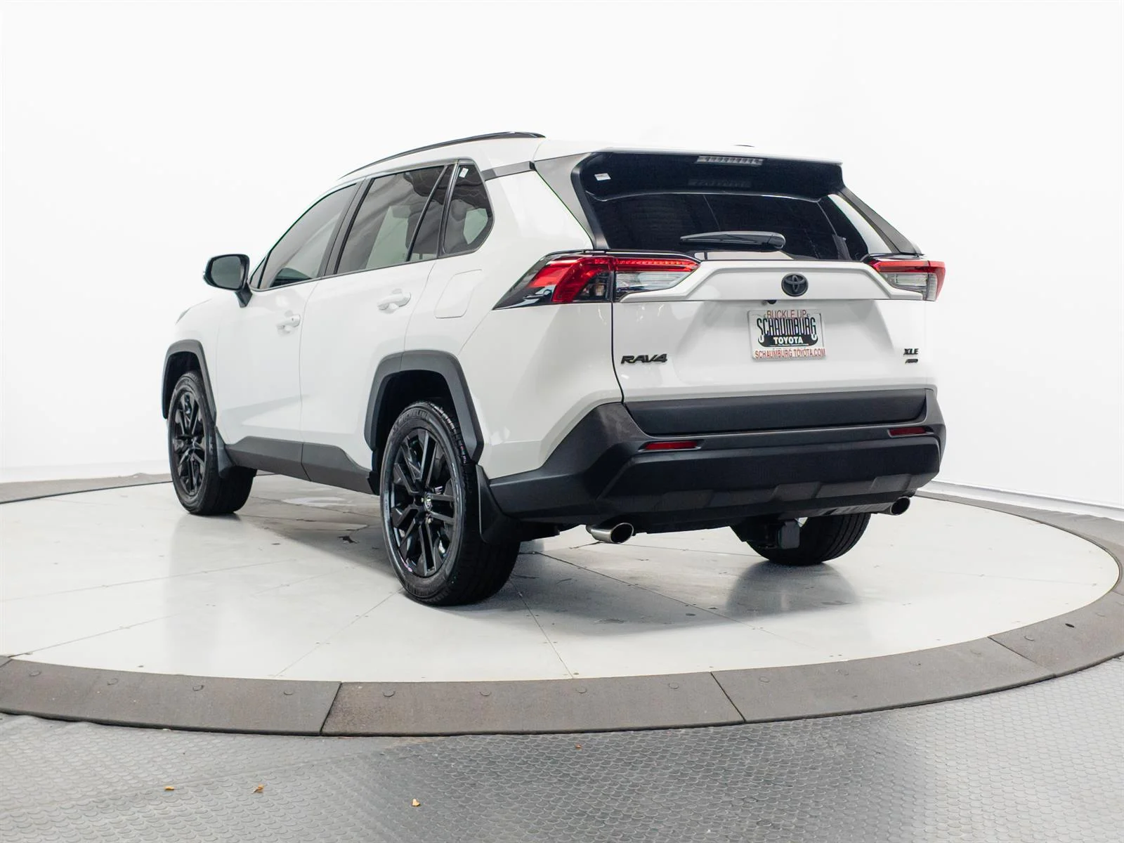 Used 2020 White Toyota XLE Premium image 9