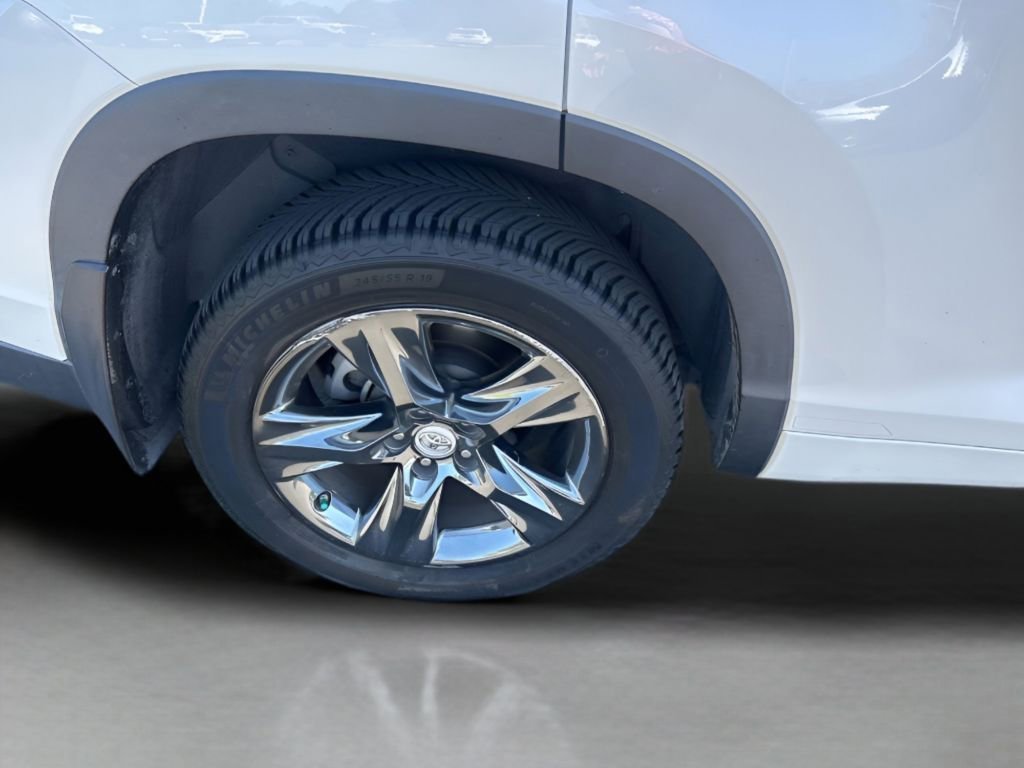 Used 2017 Blizzard Pearl Toyota Limited Platinum image 16