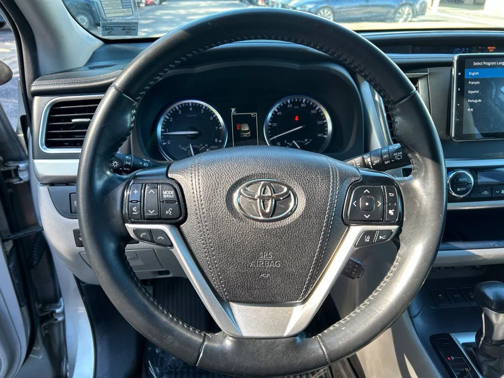 Used 2019 Silver Toyota XLE image 16