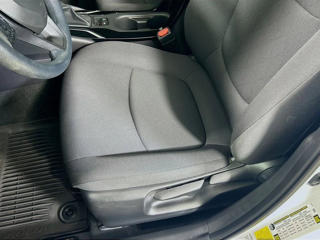 Used 2022 White Toyota LE image 18